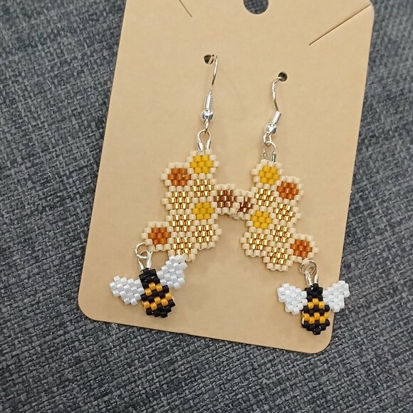 Handmade indigenous beadwork - honey bee earrings - Picture 1 of 1